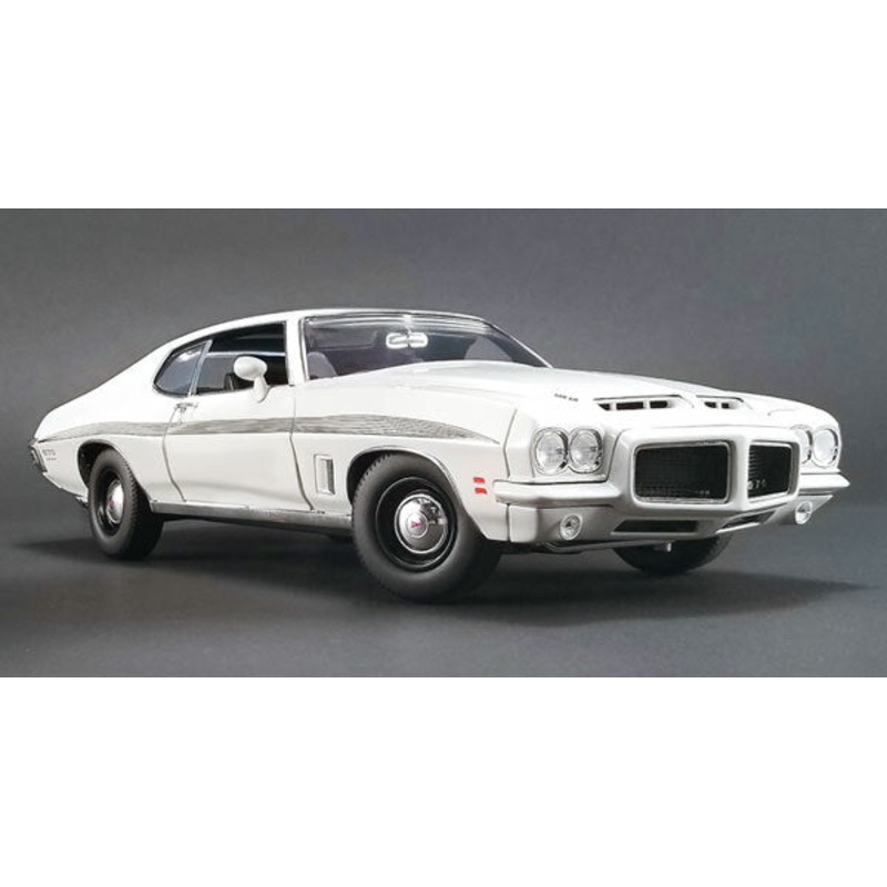 1/18 72 Pontiac LeMans White