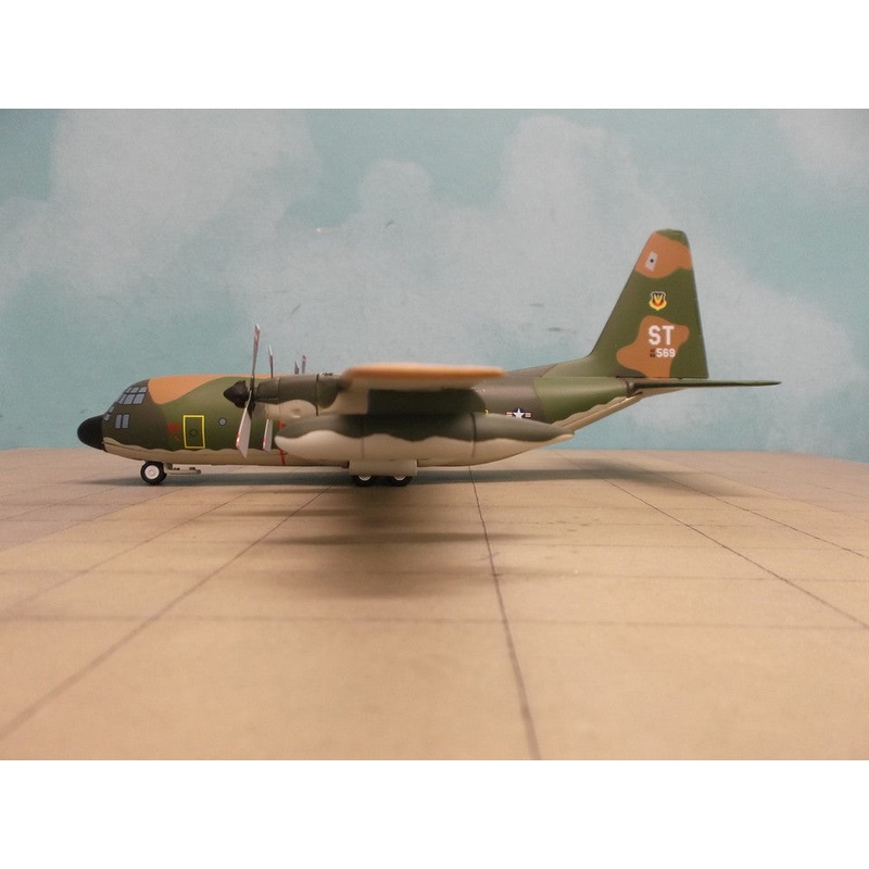 48406 | Corgi Military 1:144 | Lockheed C130A Hercules, USAF Vietnam Camouflage '56-0489' **PRE OWNED**