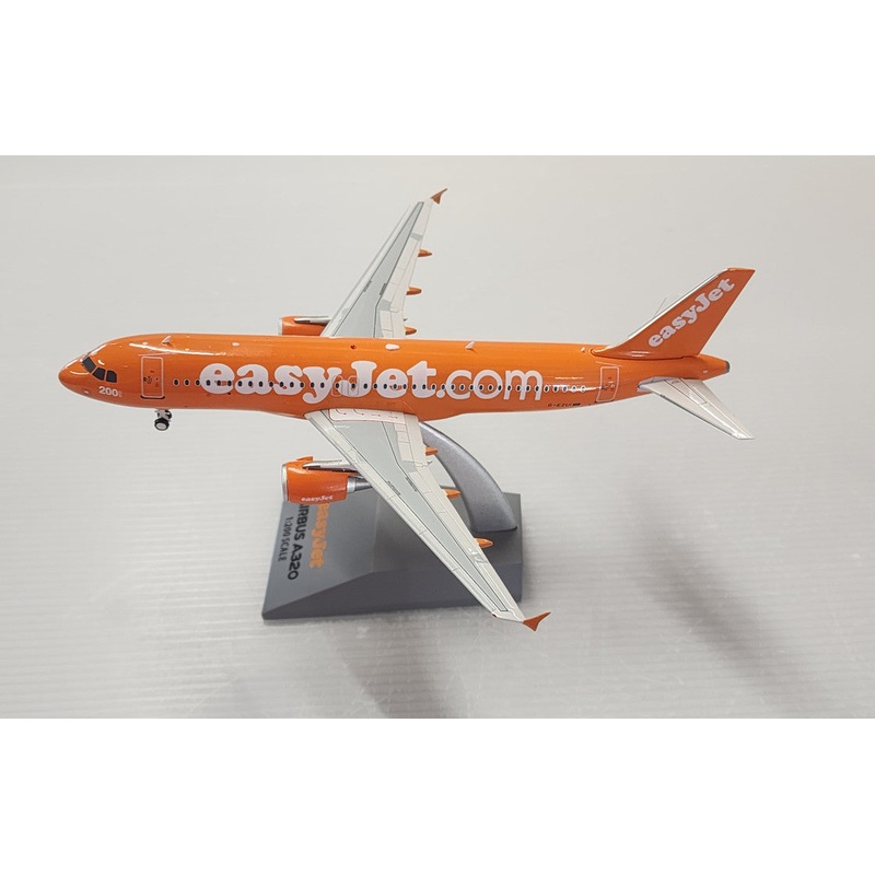 320EZUI | Blue Box 1:200 | Airbus A320 easyJet G-EZUI, 'Reverse Scheme' (with stand)
