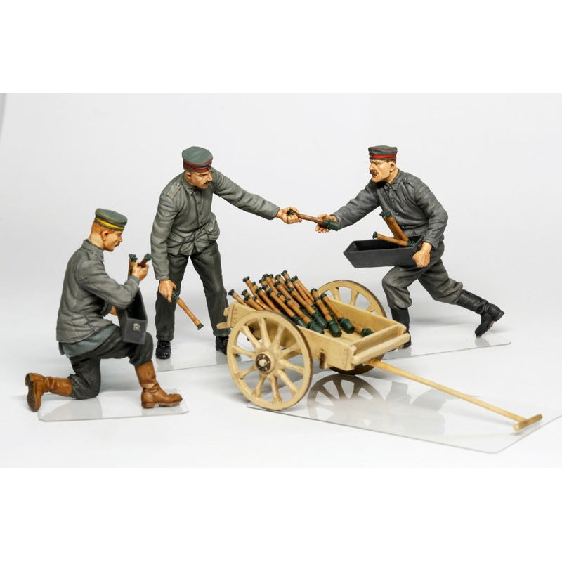 Copper State Models F32006 1/32 German Aerodrome Personnel Ordnance Team w/ Cart